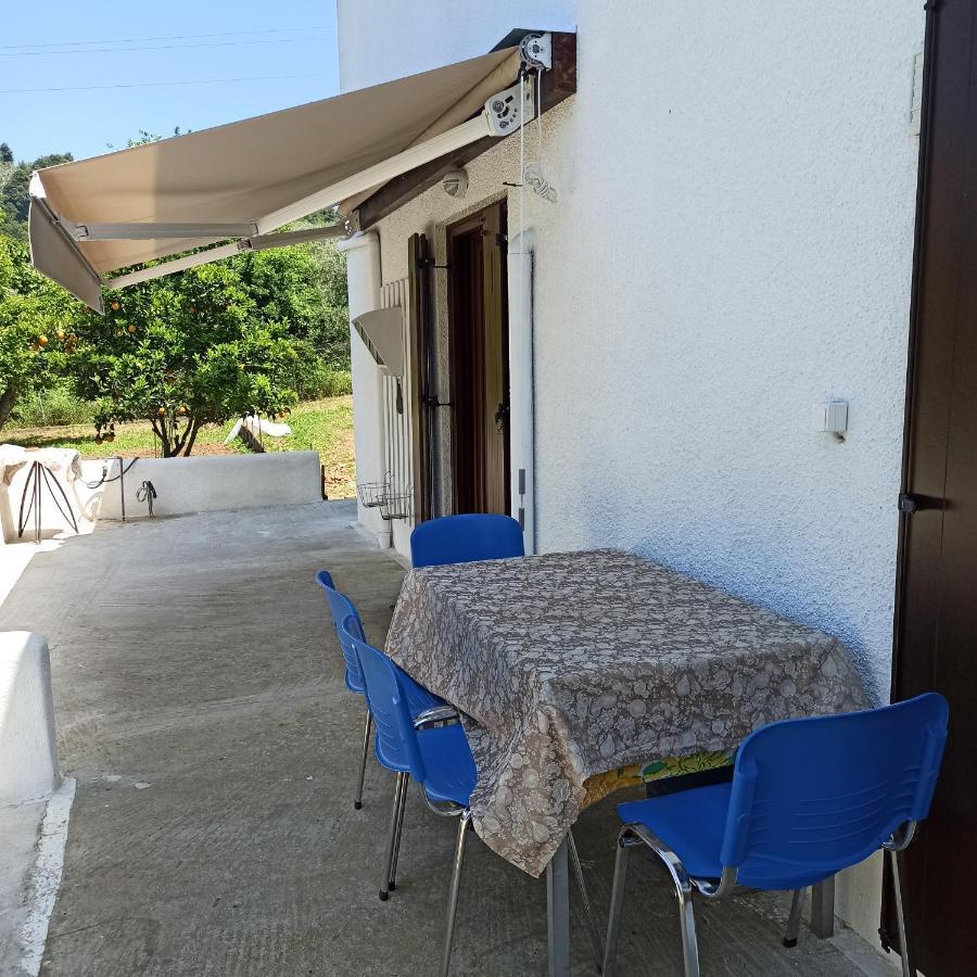 Εξοχική Κατοικία - Cottage Τίνα Líri Esterno foto